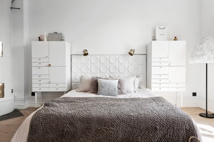 Schlafzimmer mit weißen Wänden