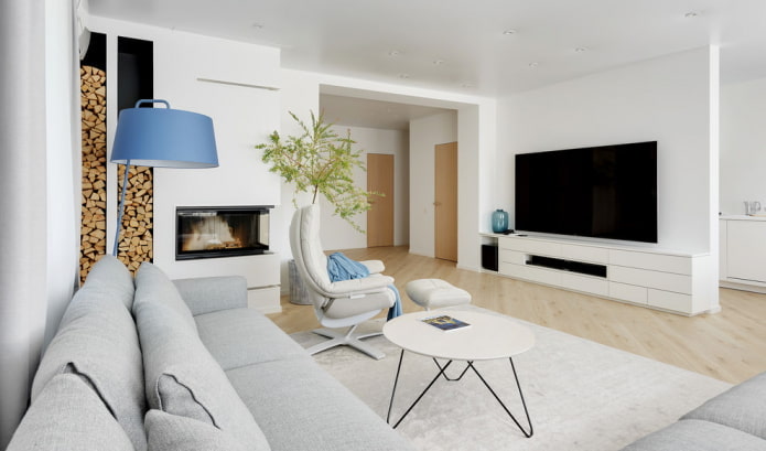 Wohnzimmer mit eingebautem Kamin und einem Fach für Brennholz