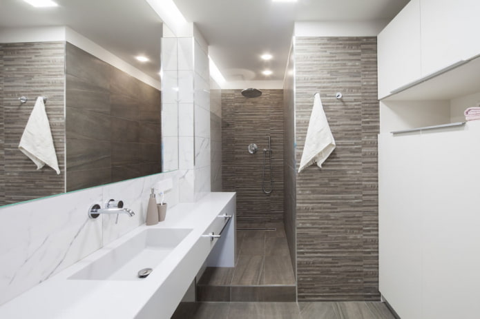 Fliesen der Wände im Badezimmer