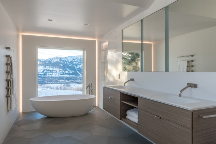 Stilvolles Badezimmer mit Panoramafenster