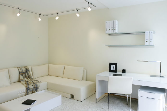 Kleines Wohnzimmer mit Arbeitsbereich