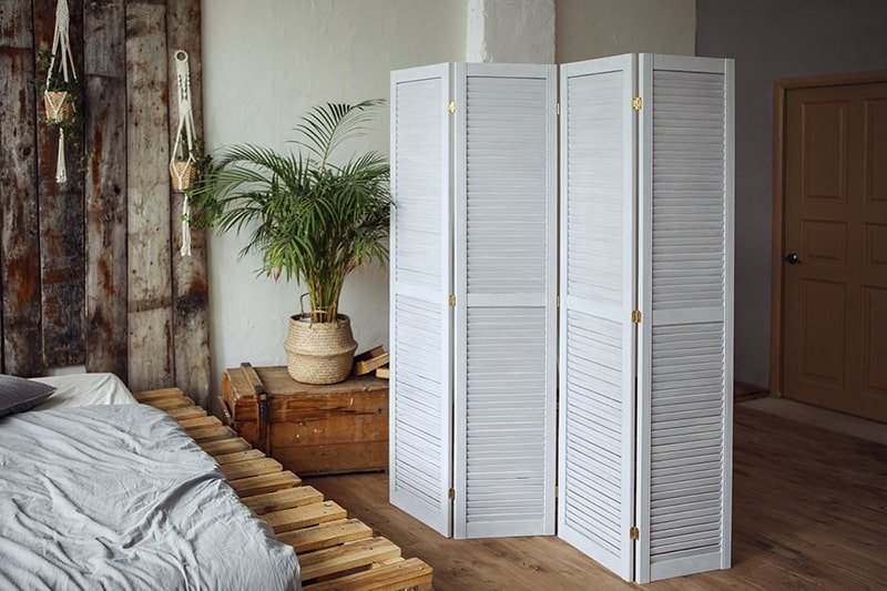 weißer Paravent im Wohnzimmer