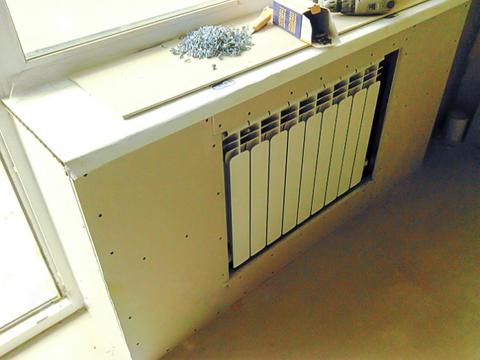 Gipskartonplatten für einen Heizkörper installieren