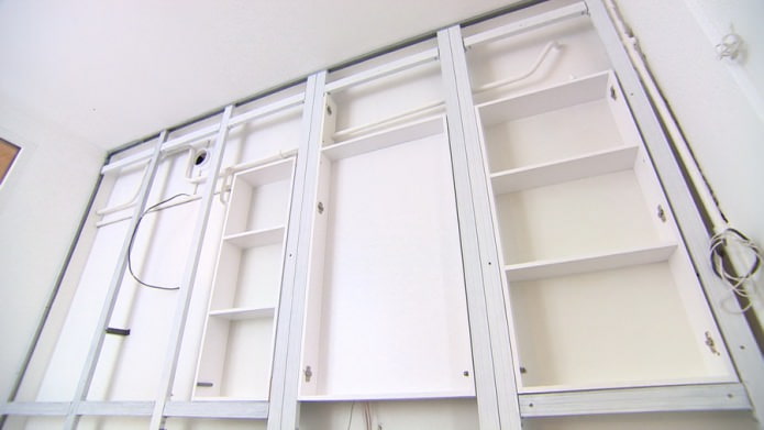 Box auf einem Rahmen zum Verstecken von Rohren