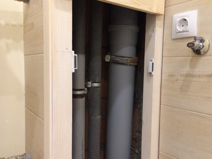 Rohre im Badezimmer verstecken
