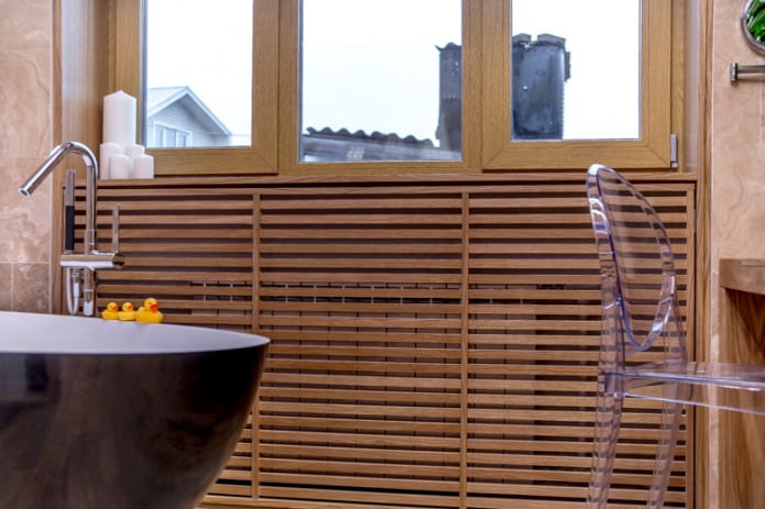 Heizkörper im Badezimmer sind mit einer Holzkiste versteckt