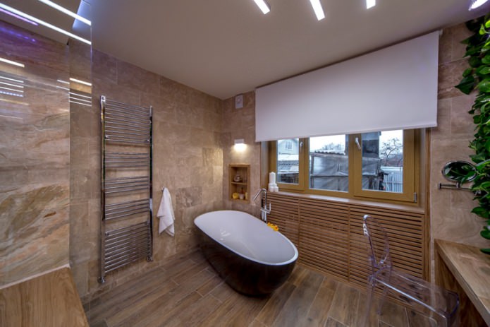 Heizkörper im Badezimmer sind mit einer Holzkiste versteckt