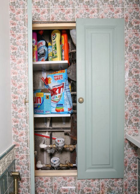 Schrank für Rohre in der Toilette