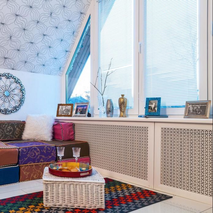 Kunststoffgitter für Batterien im Wohnzimmer