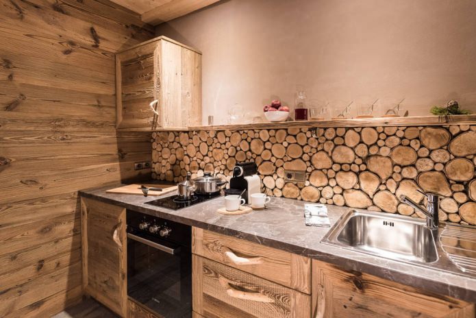 Küchenset mit Holzschnitten