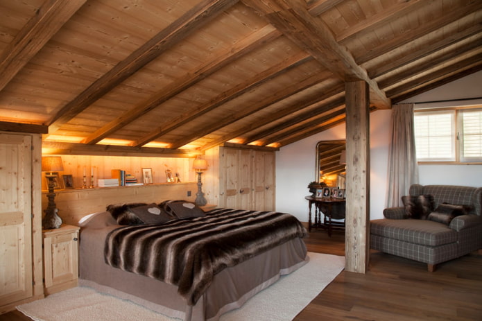Schlafzimmer mit einer Dachschräge