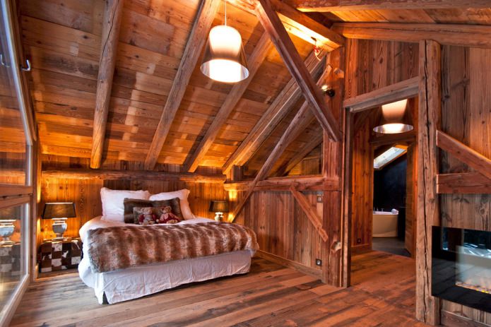 Schlafzimmer mit einer Holzdecke