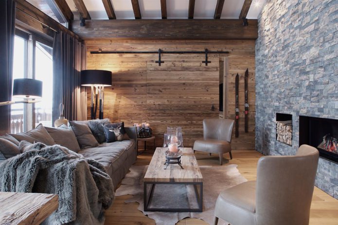 Wanddekoration aus Stein und Holz