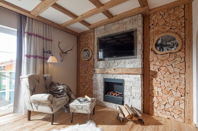 Holzbalken an einer weißen Decke