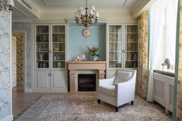 Wohnzimmer in Beige- und Blautönen