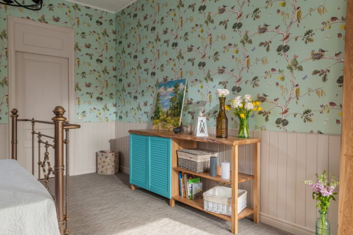 Dekor im Interieur eines Schlafzimmers im Provence-Stil
