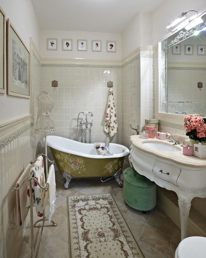 Badezimmer mit Blumenmuster streichen