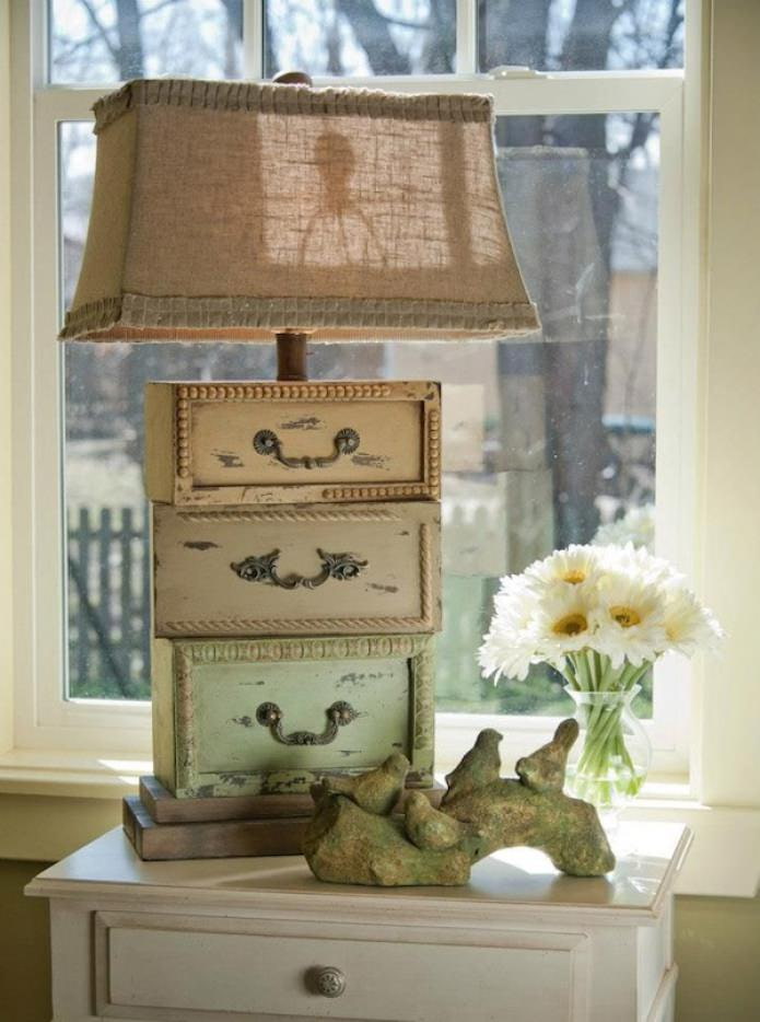 originelle Tischlampe mit gealterten Schubladen