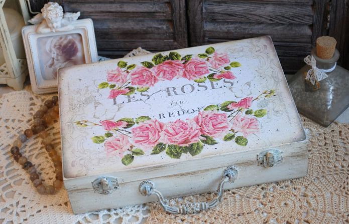 Koffer mit Blumenmuster
