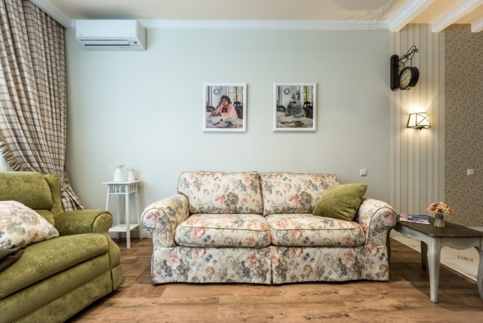 Sofa mit floralen Polstern