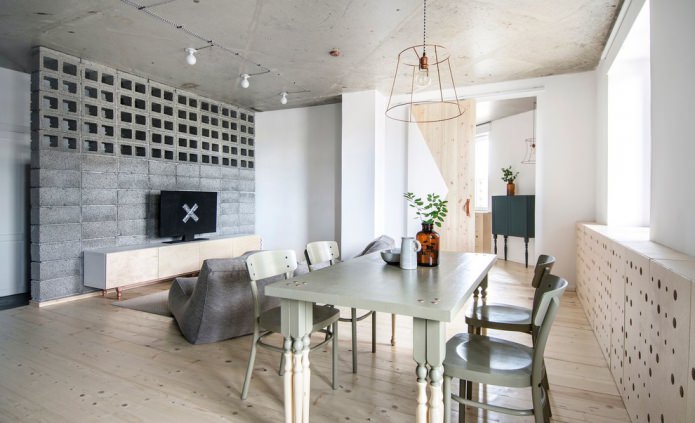 weiße Wände in einem Zimmer im Loft-Stil