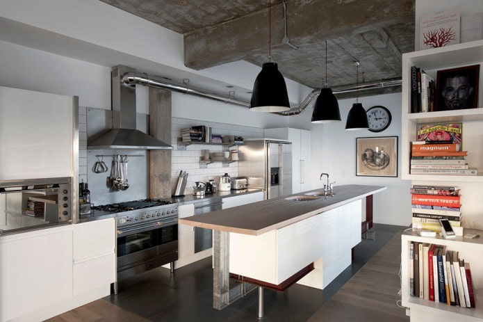 Rohre und Beton im Kücheninterieur