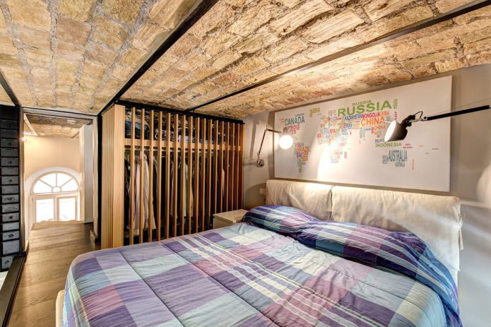 Unfertige Deckenverkleidung im Schlafzimmer