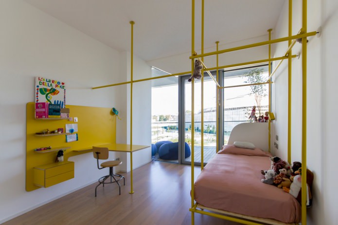 Gelbe Rohre im Kinderzimmerdesign