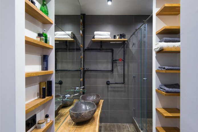 Rohre in einem Badezimmer im Loft-Stil