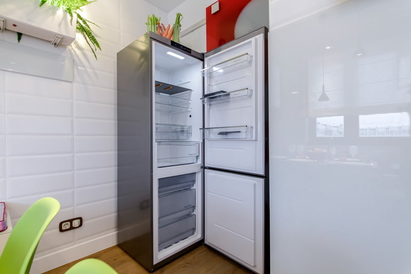 Wie platziert man einen Kühlschrank in der Küche?