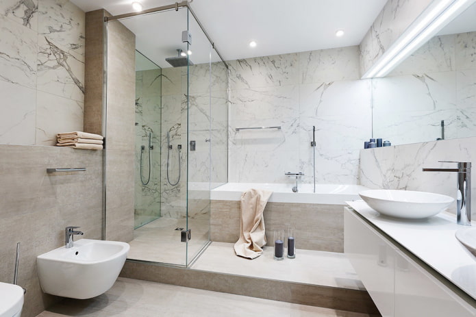 Badezimmer auf einer Erhöhung