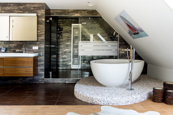 Badezimmer auf einem Podium