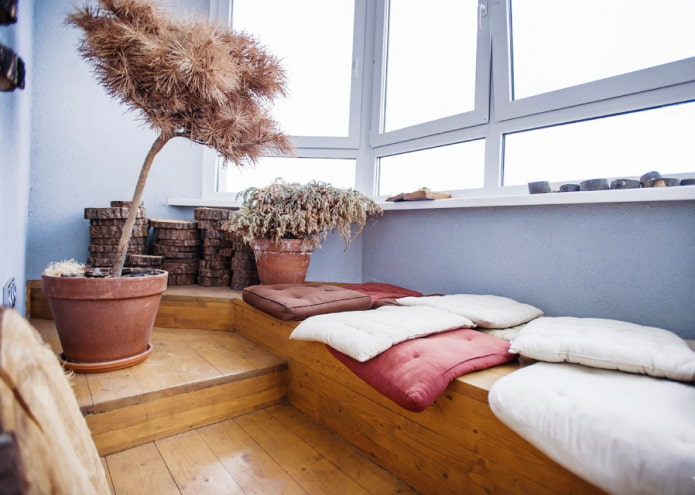 Holzpodium auf dem Balkon