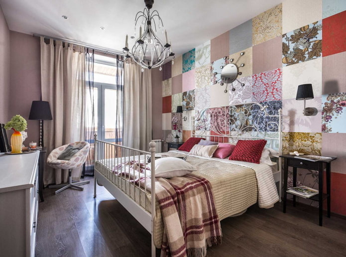 Tapeten-Patchwork im Schlafzimmer