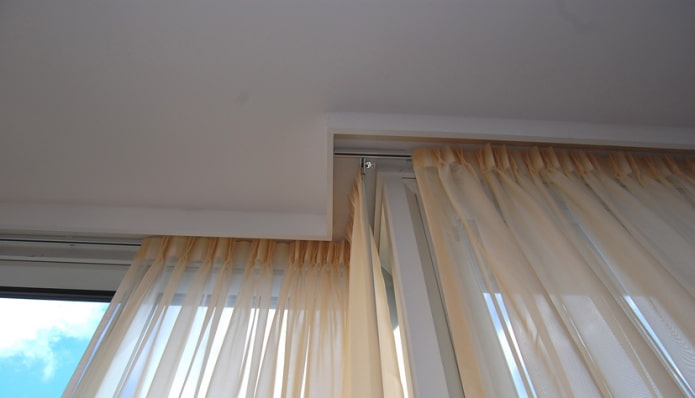 Montage der Gardinenstange an der Decke