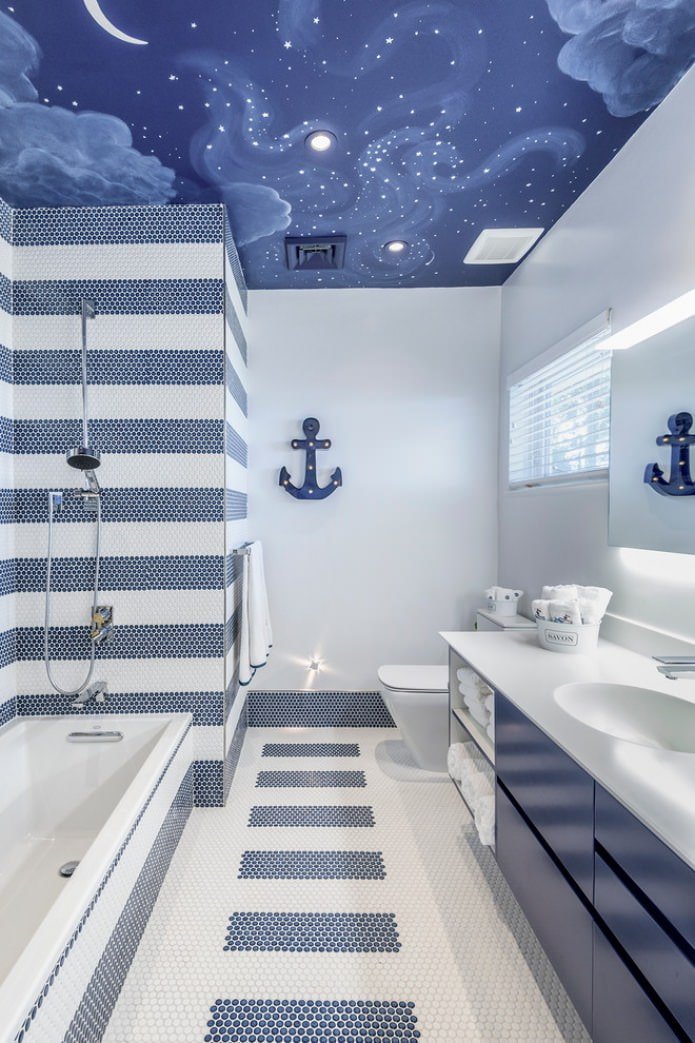 Weiß-blaues Badezimmer mit Spanndecke