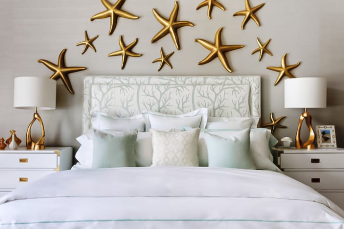 goldener Seestern an der Wand