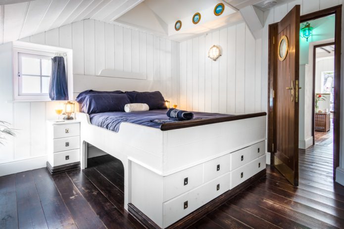 Bett im Marine-Stil