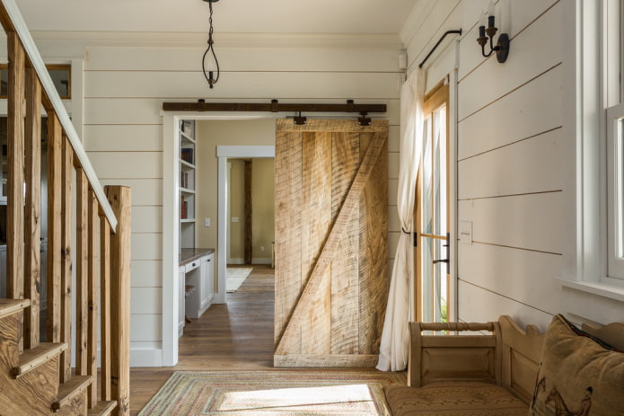 Holztür im Landhausstil