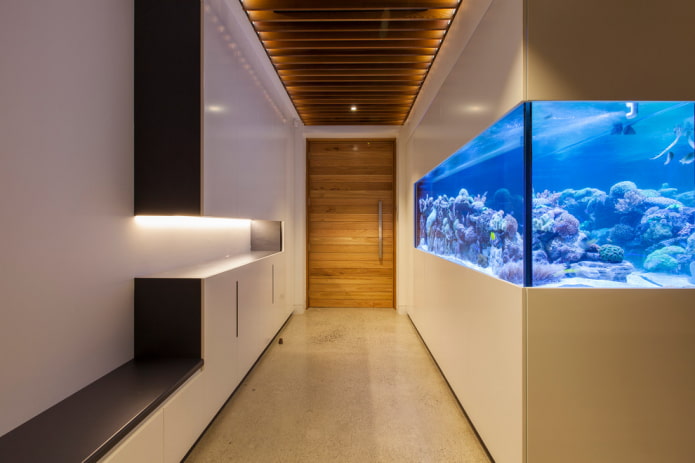 Flurinnenraum mit einem Aquarium