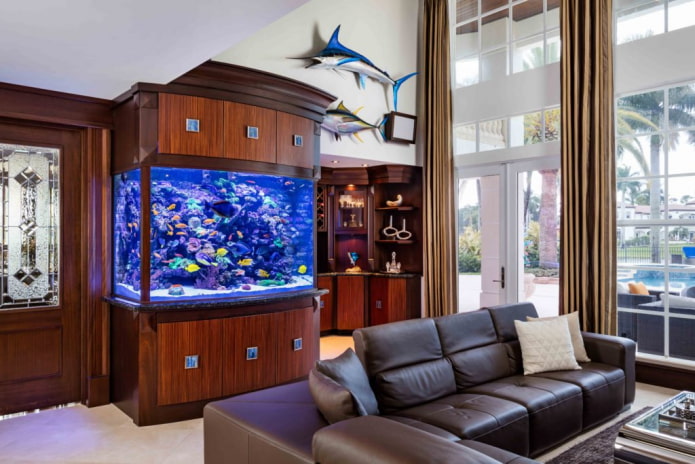 Innenraum mit einem in den Möbeln eingebauten Aquarium