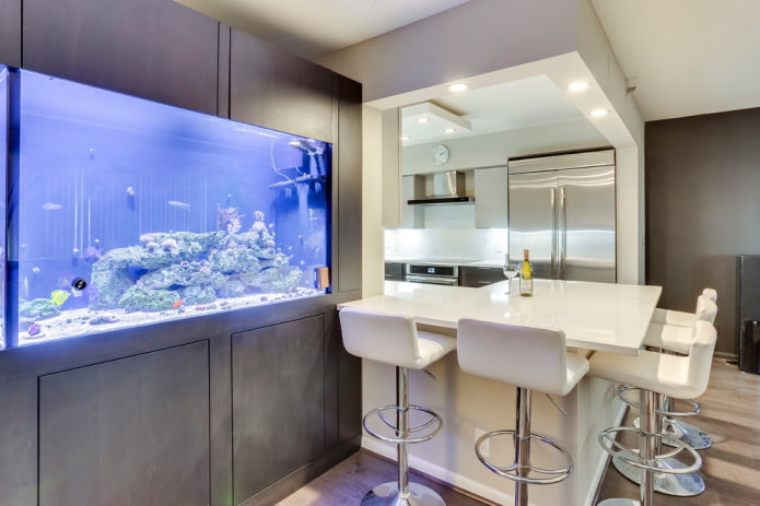 Kücheninterieur mit einem Aquarium