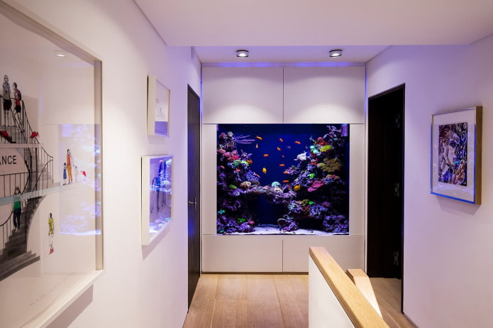 Innenraum mit einem in die Wand eingebauten Aquarium