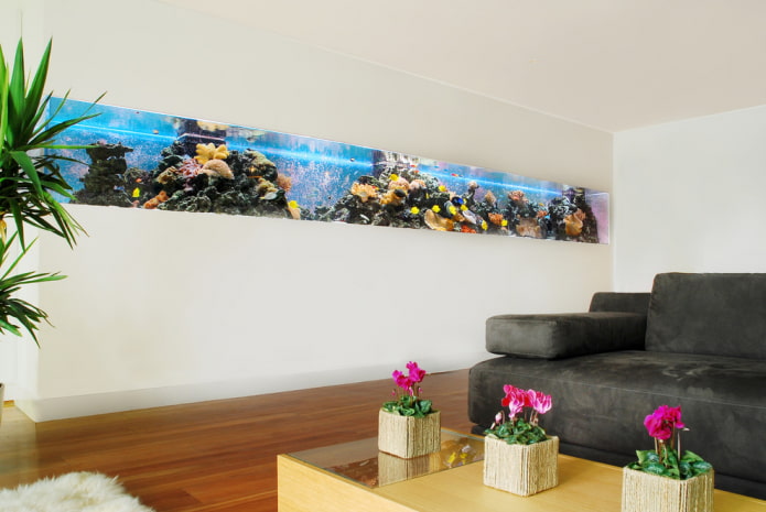 Innenraum mit einem in die Wand eingebauten Aquarium