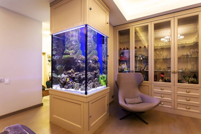 Innenraum mit einem in den Möbeln eingebauten Aquarium