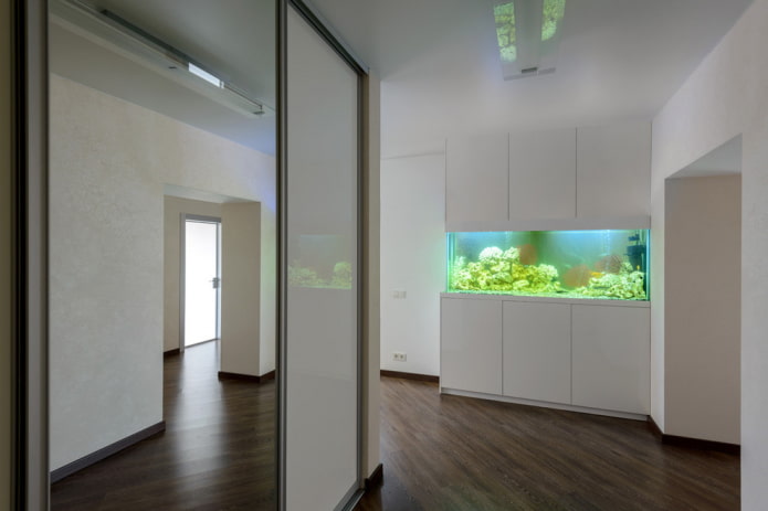 Minimalistisches Interieur mit einem Aquarium