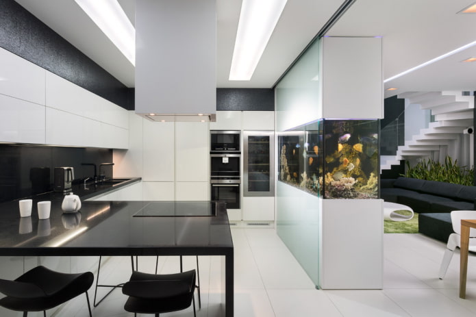 Innenraum im High-Tech-Stil mit einem Aquarium