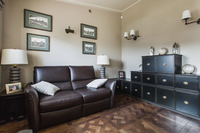 Wohnzimmer mit vielen Stehlampen, Fotos, Dekokissen, identischen Gemälden und ethnischen Tellern