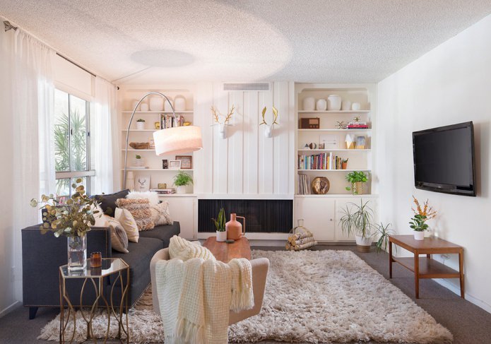 Interieur eines kleinen Wohnzimmers in hellen Farben