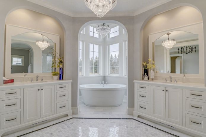 Ein Badezimmer im amerikanischen Stil in einem Haus